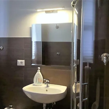 Cavour 124 -guest-room- Couette-café